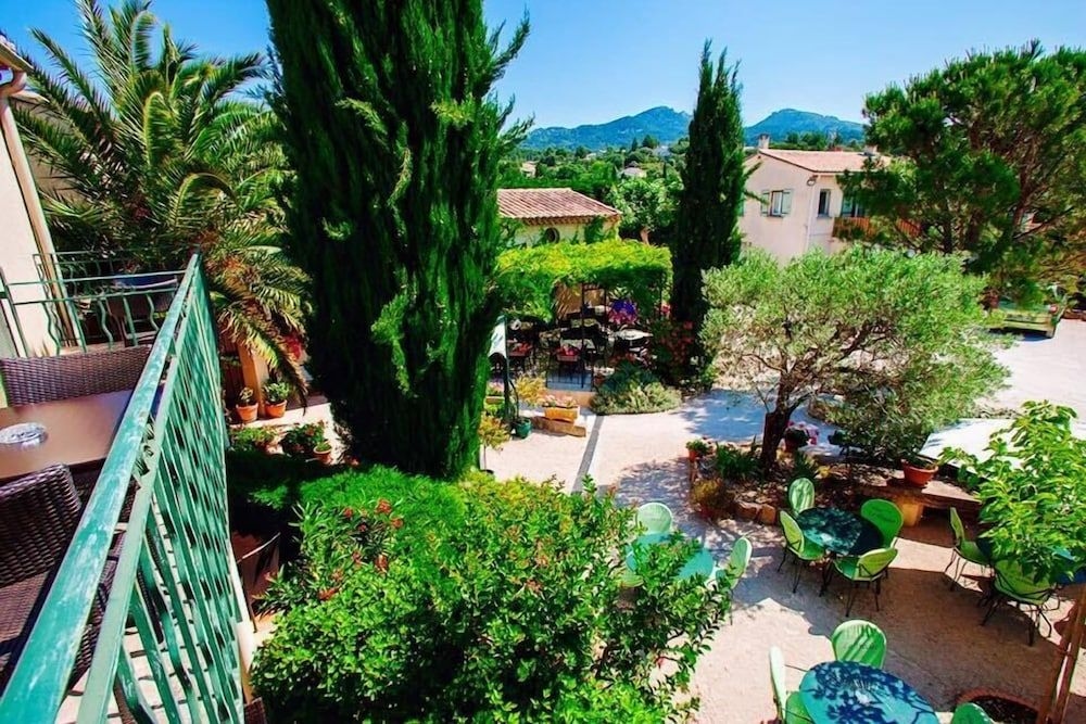Hotel Le Pradet0