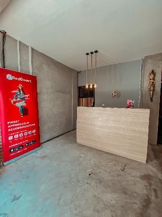 เรดดอร์ซ โฮสเทล ใกล้ ลิปโป มอลล์ กูตา (RedDoorz Hostel near Lippo Mall Kuta)1