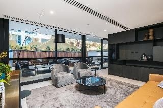อไรส์ คอลลินส์ เฮาส์ (Arise Collins House)3