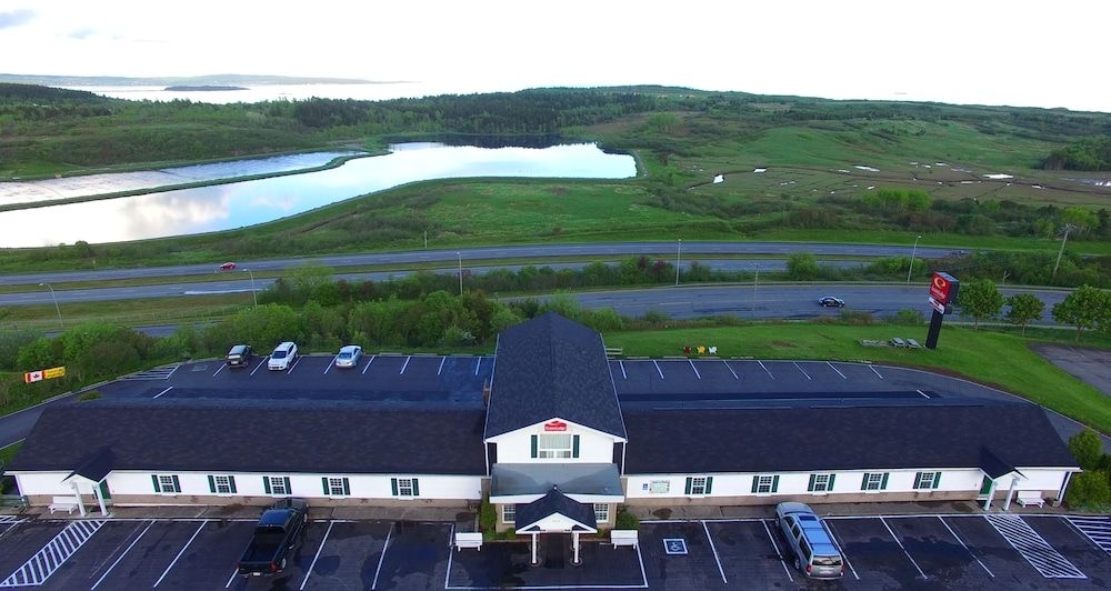 Econo Lodge & Suites2