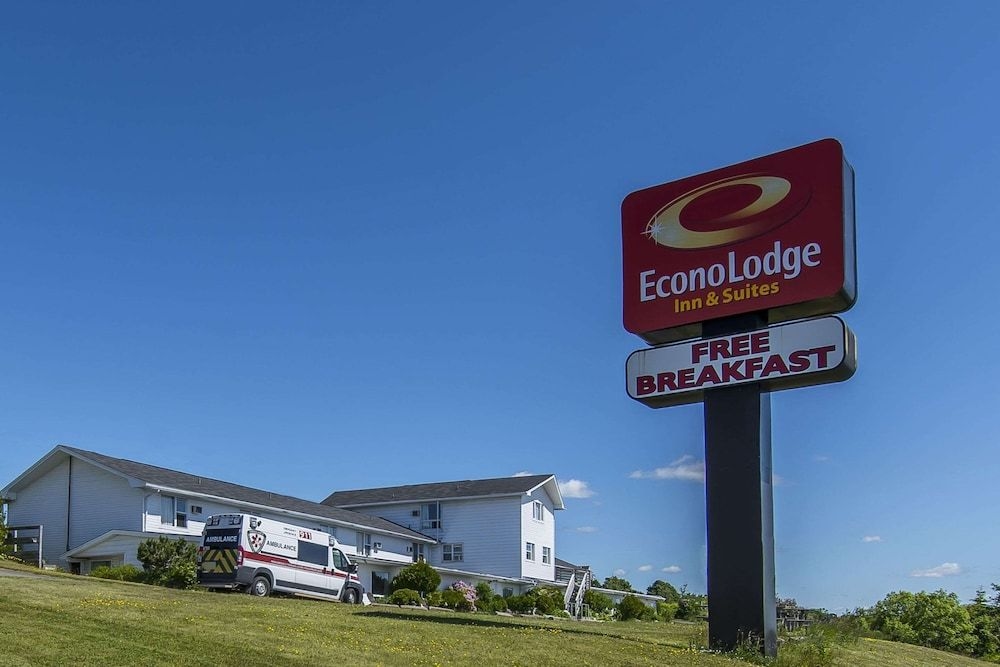 Econo Lodge & Suites4