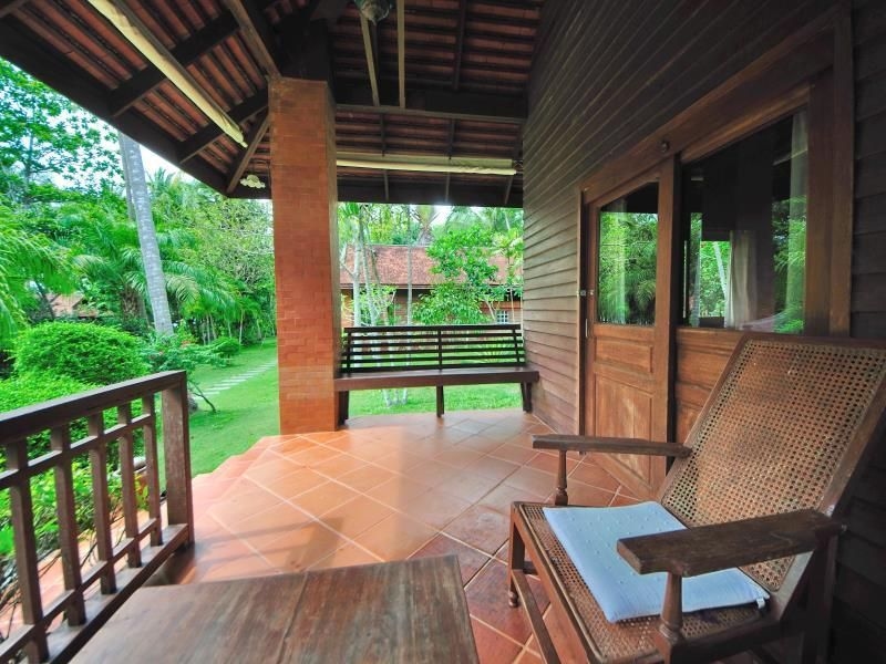 บ้านไม้ บีชฟรอนท์ ภูเก็ต (Baan Mai Beachfront Phuket)1