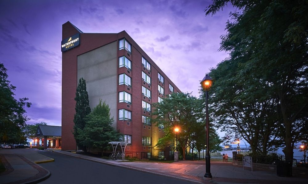 Waterfront Hotel Downtown3