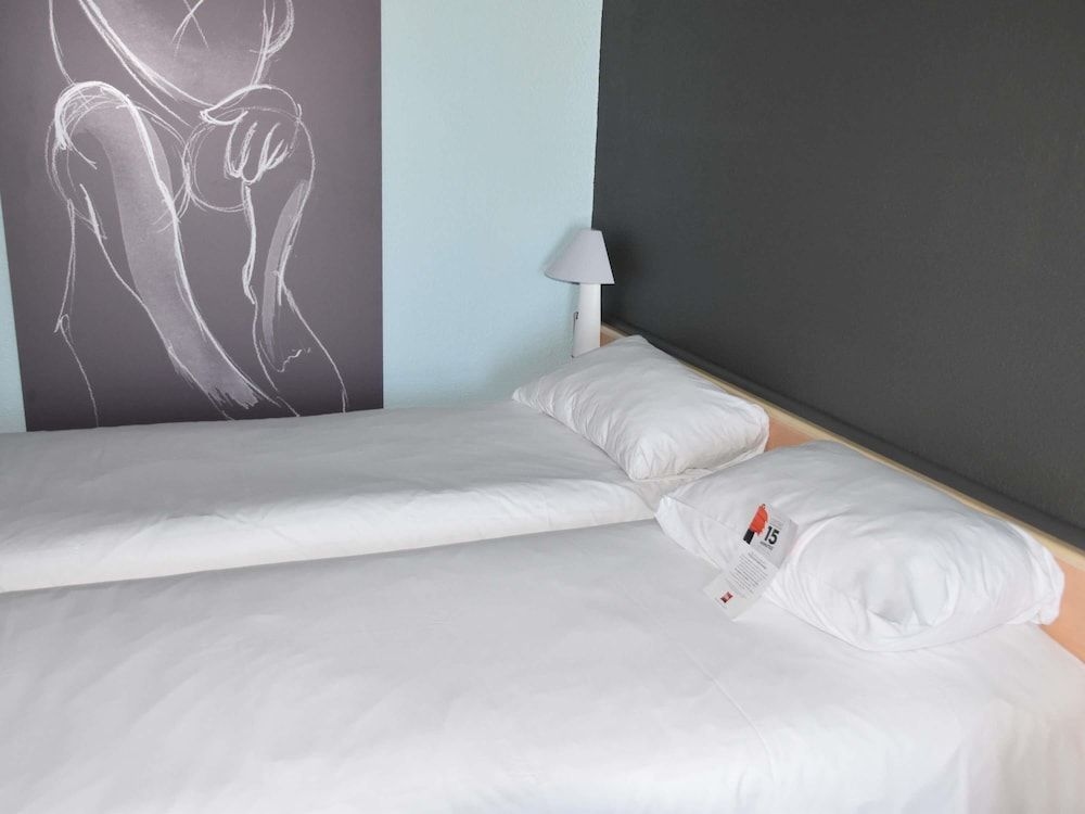Ibis Rochefort3