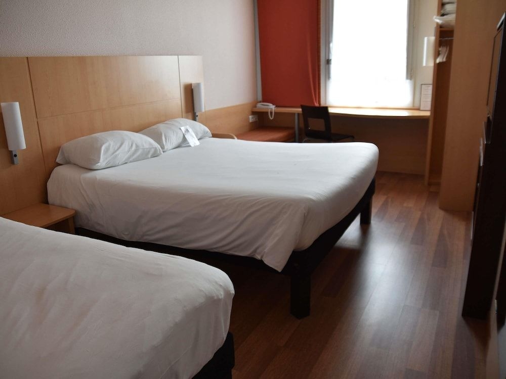 Ibis Rochefort2