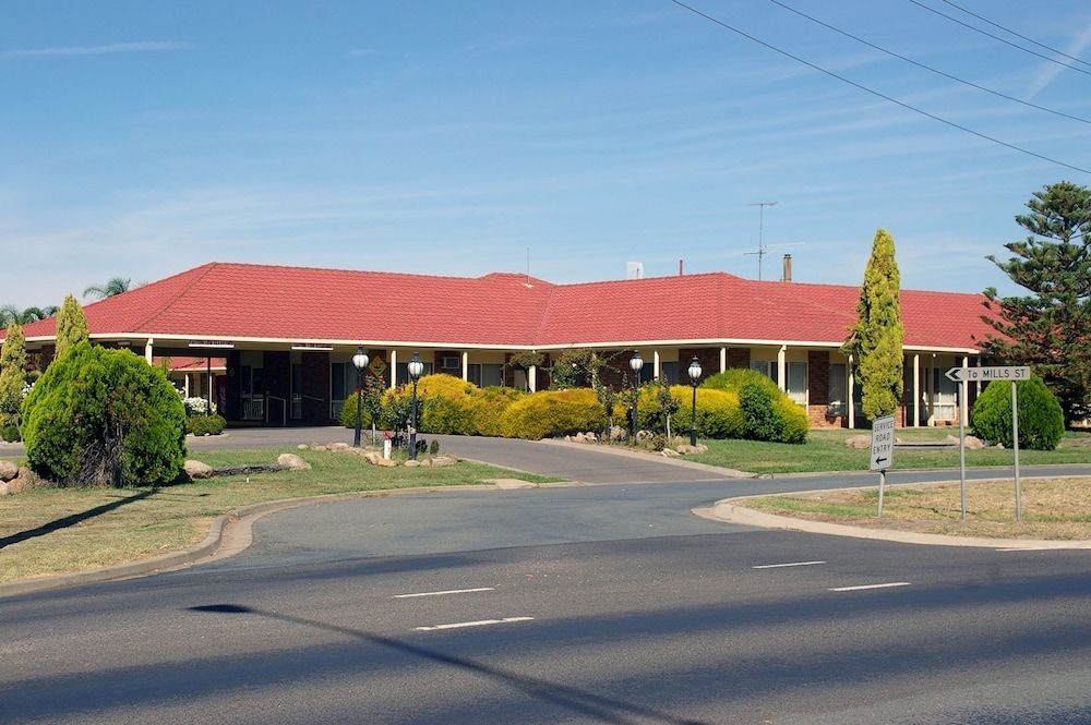 Pines Country Club Motor Inn4