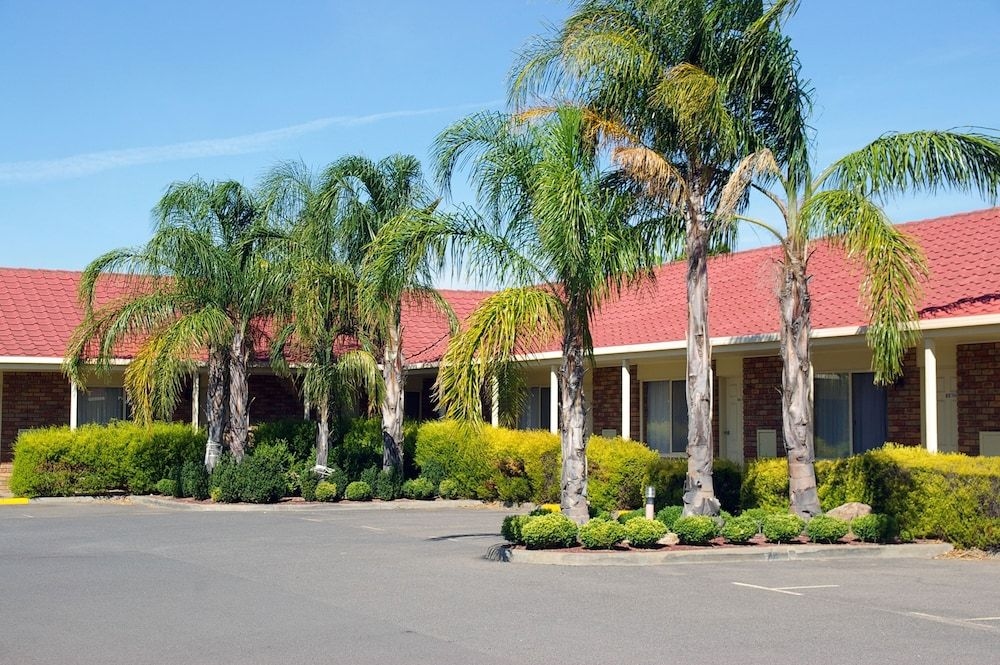 Pines Country Club Motor Inn3