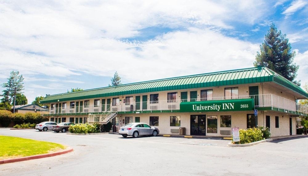 University Inn0