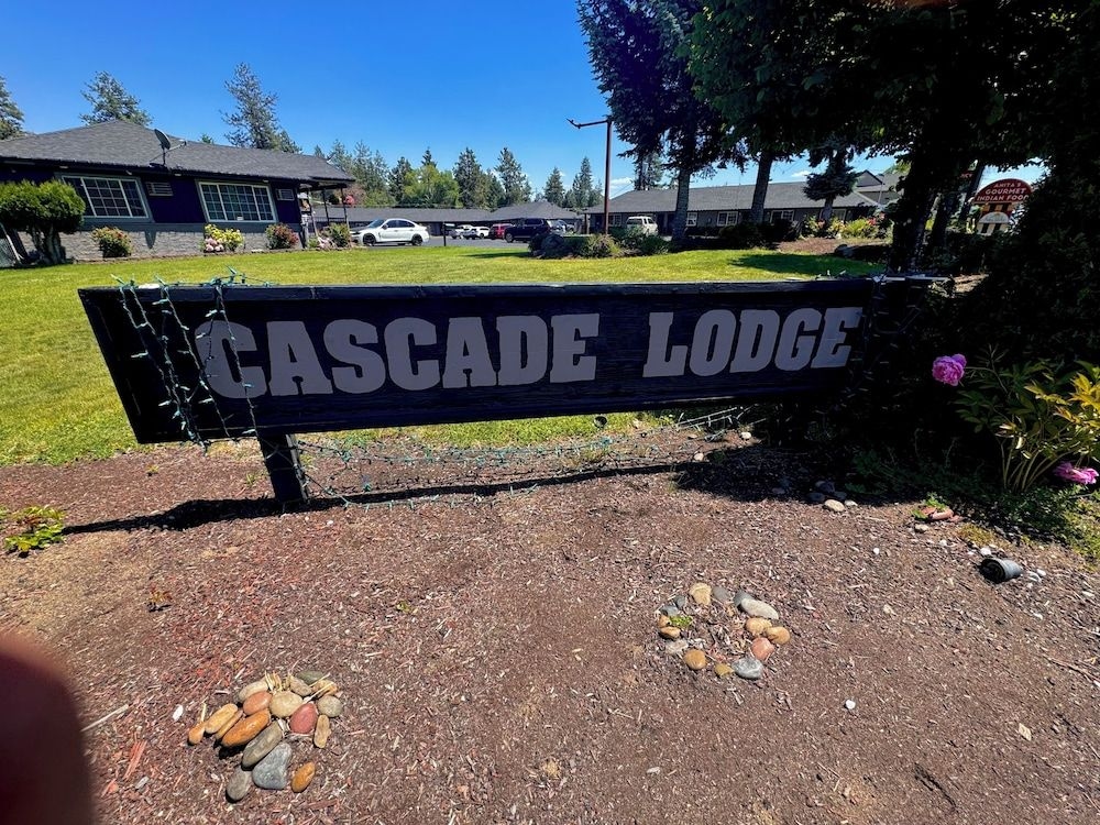 Cascade Lodge Bend2