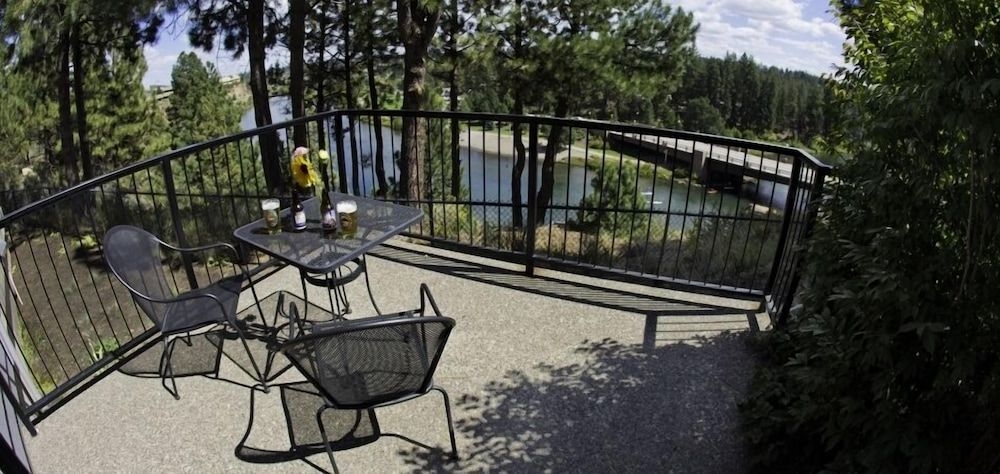 PINE RIDGE INN3