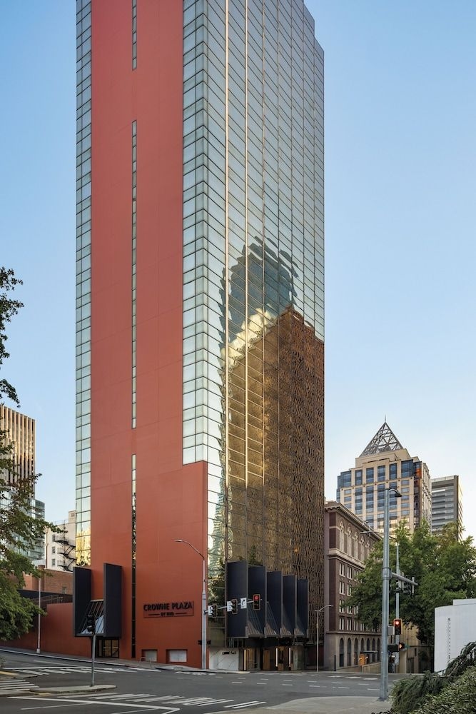 Crowne Plaza4