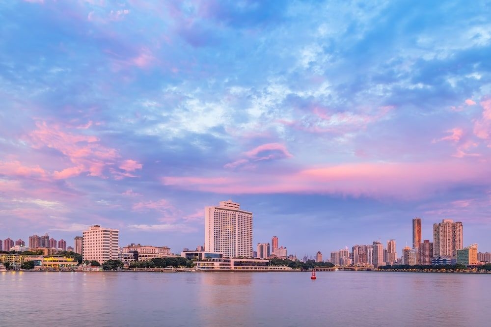 โรงแรมไวท์สวอน (White Swan Hotel)1