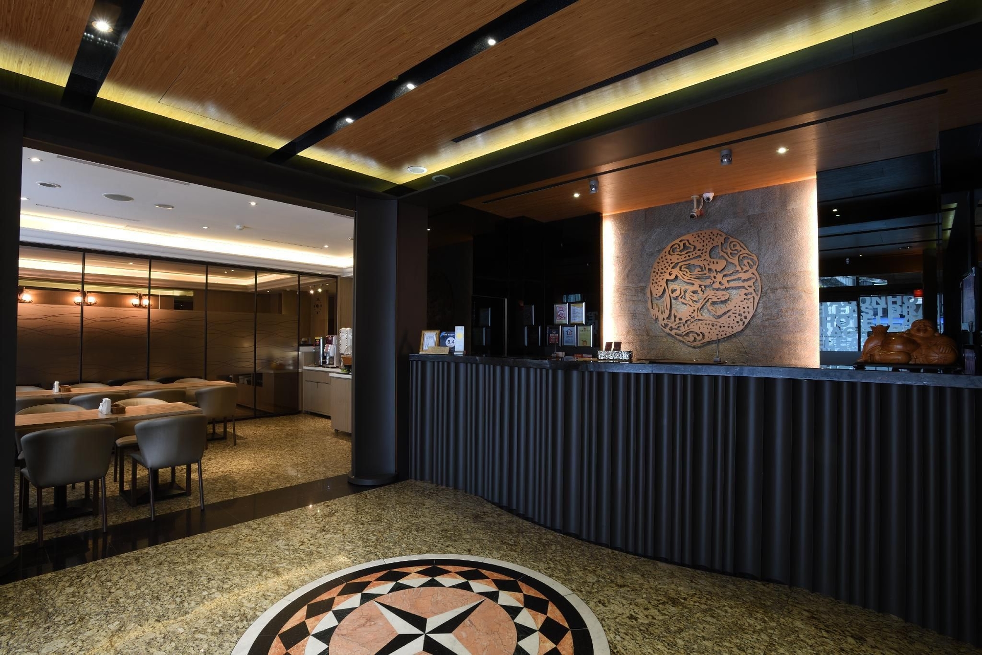 โรงแรมอีสต์ ดราก้อน (East Dragon Hotel)0