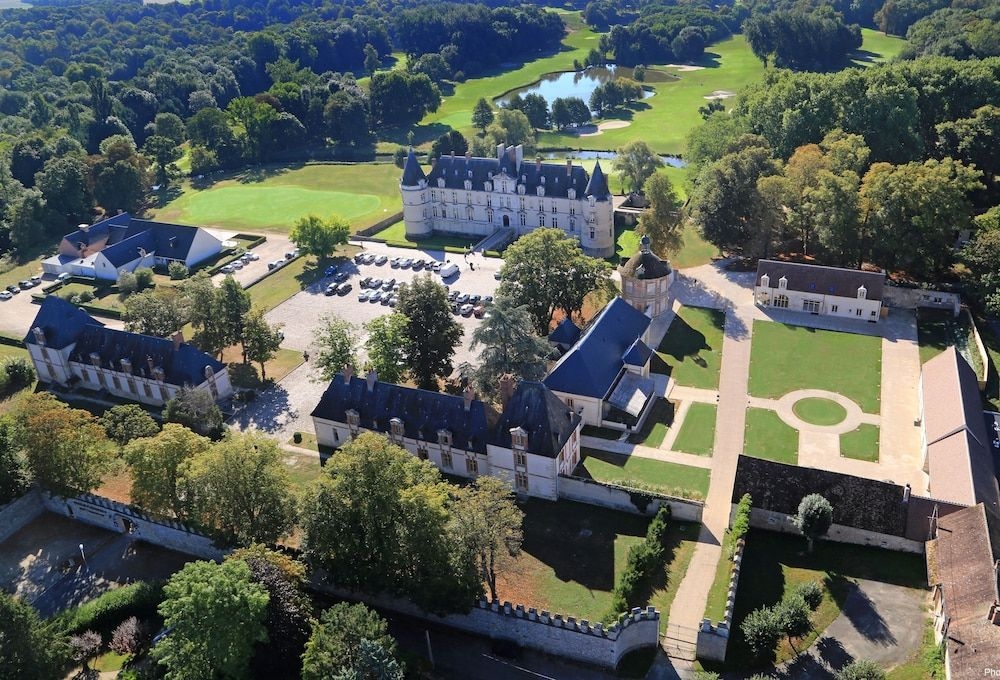 Chateau d'Augerville0