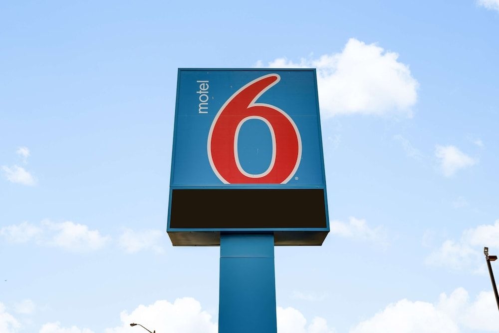 Motel 6 Toronto - Brampton1