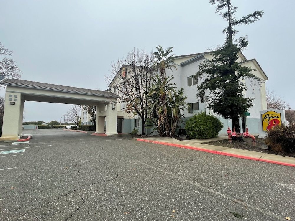 SUPER 8 DIXON/UC DAVIS2