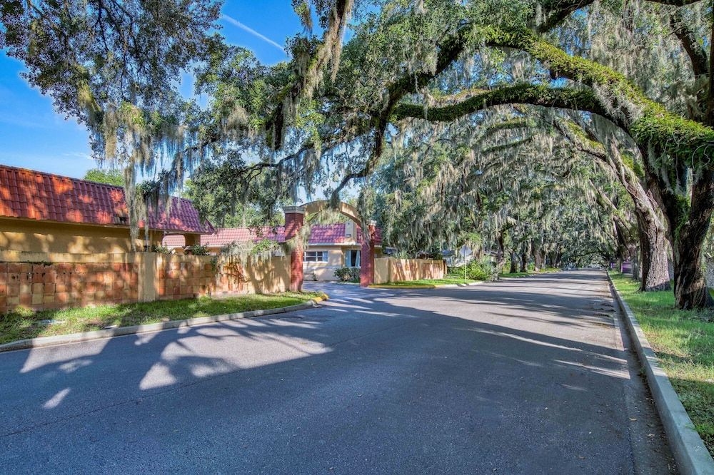 HOWARD JOHNSON EXPRESS INN3