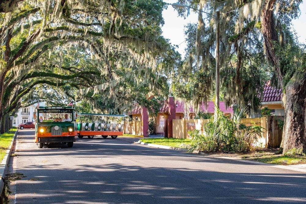 HOWARD JOHNSON EXPRESS INN4