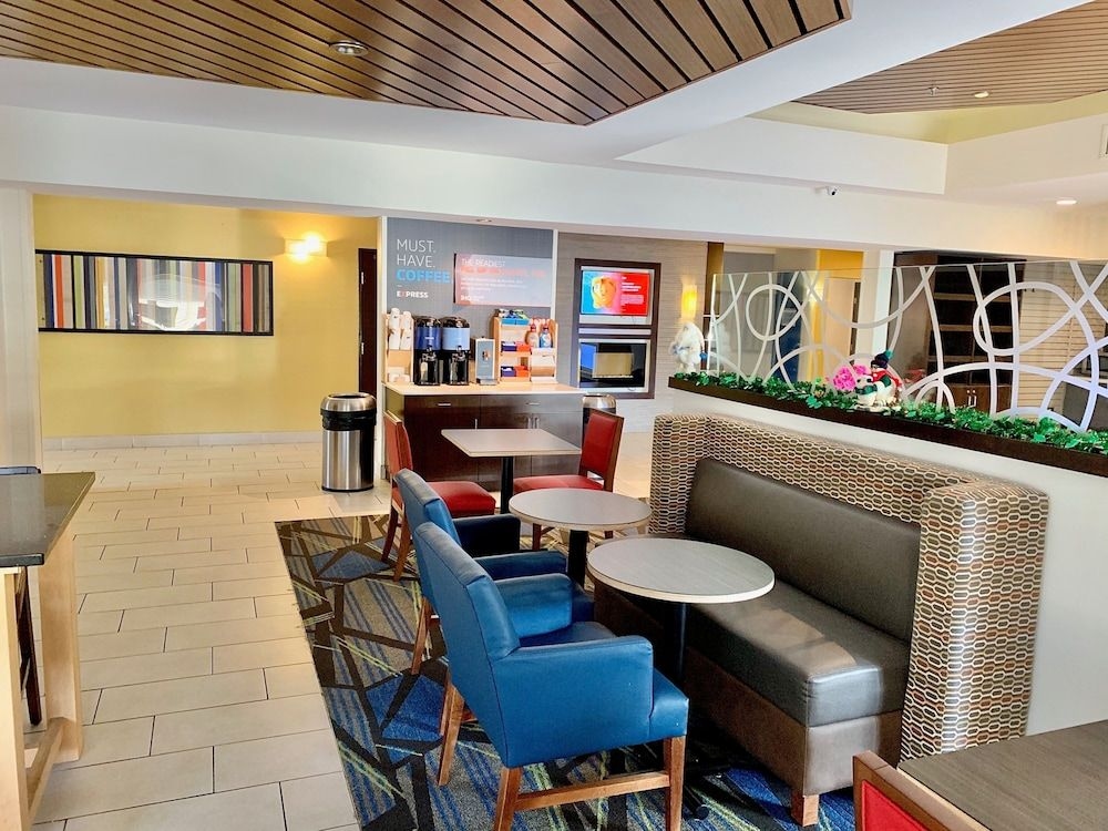 HOLIDAY INN EXPRESS & SUITES C3