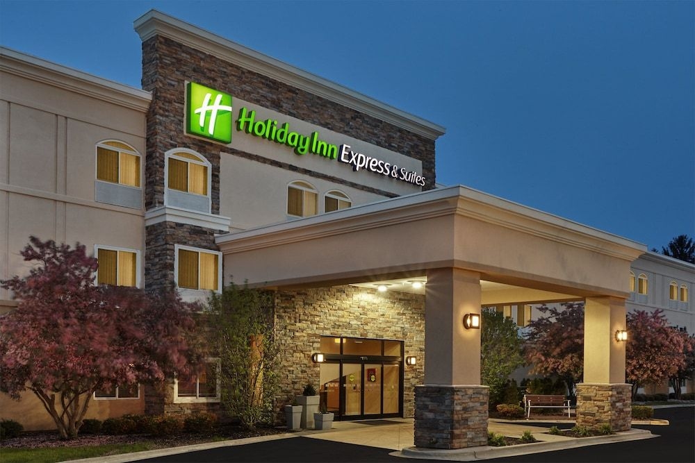 HOLIDAY INN EXPRESS & SUITES C4