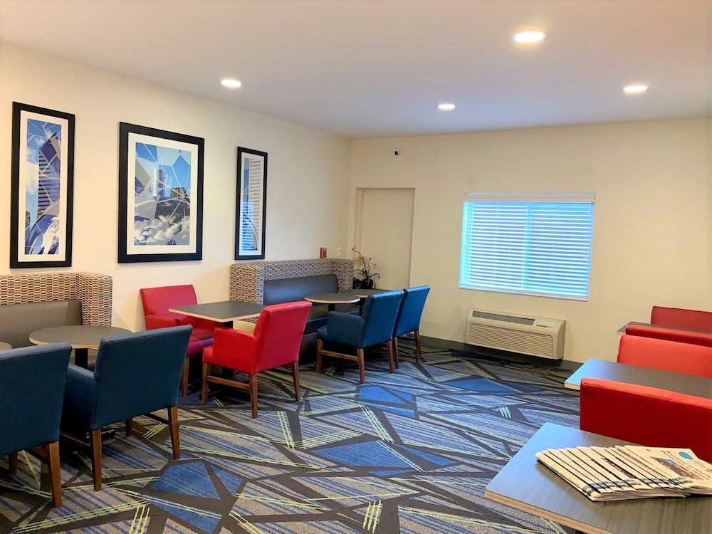 HOLIDAY INN EXPRESS & SUITES C1