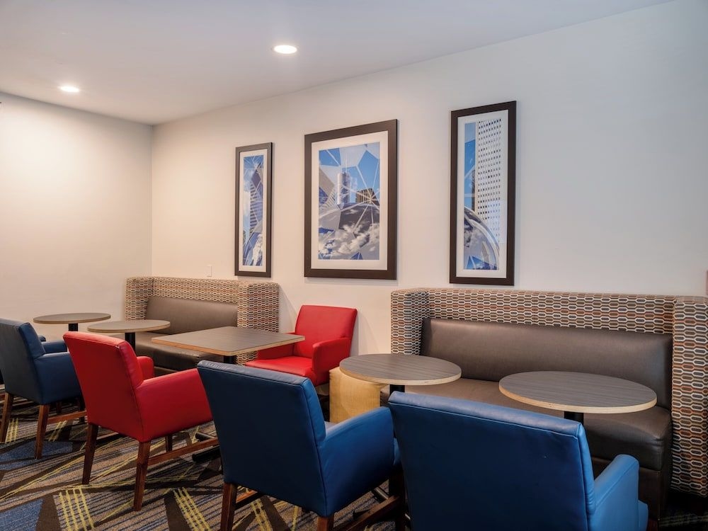 HOLIDAY INN EXPRESS & SUITES C0