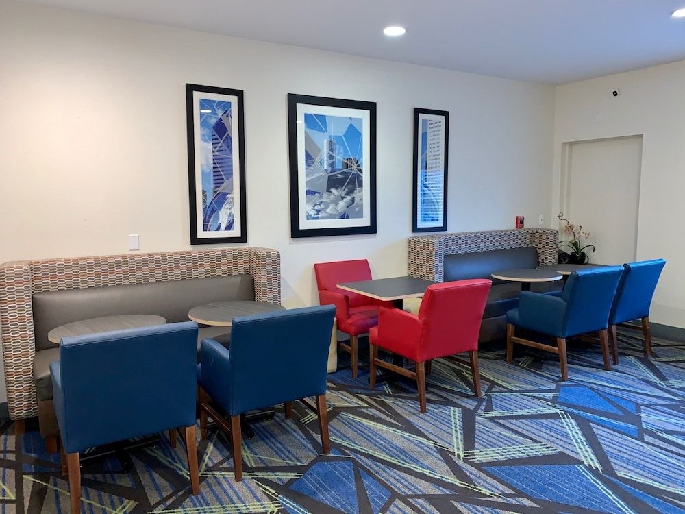 HOLIDAY INN EXPRESS & SUITES C2