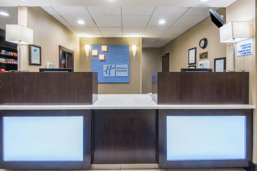 HOLIDAY INN EXPRESS & SUITES A2