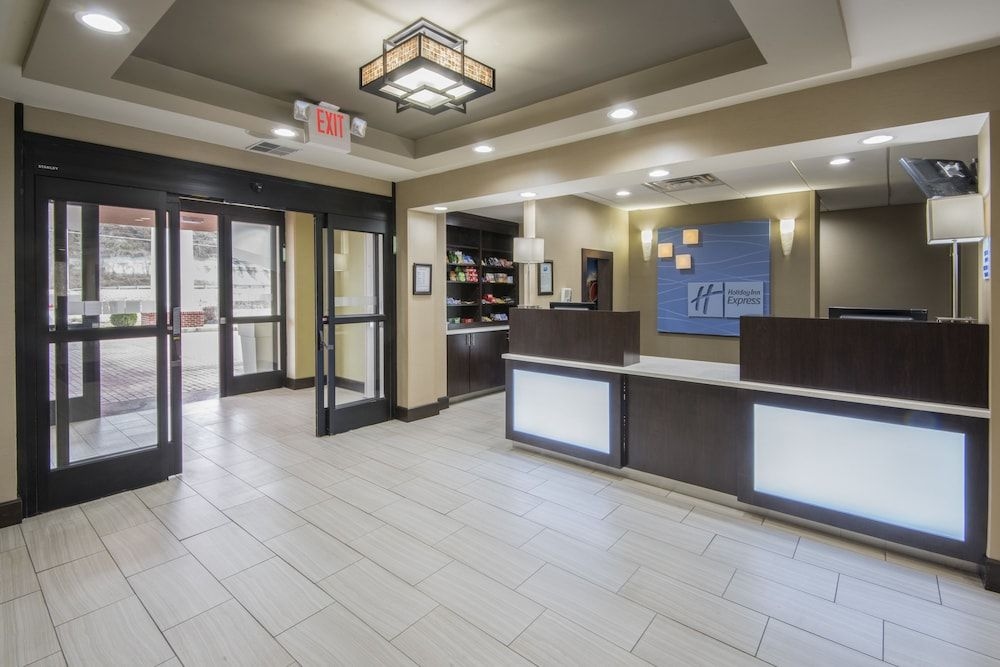 HOLIDAY INN EXPRESS & SUITES A1