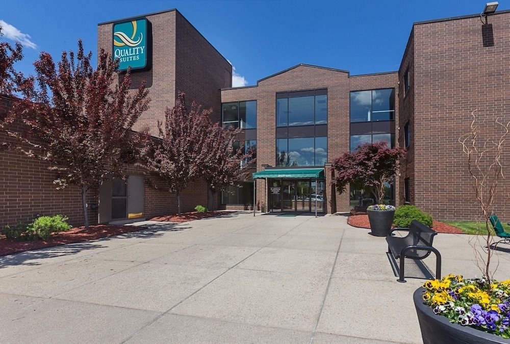 QUALITY SUITES LANSING2