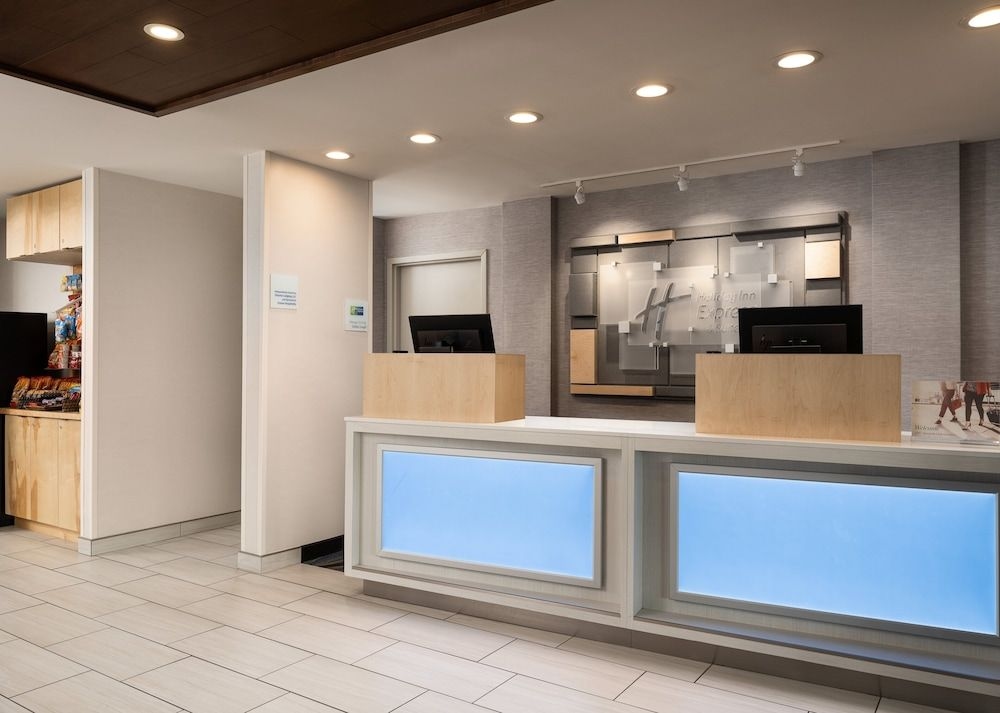 HOLIDAY INN EXPRESS & SUITES O0