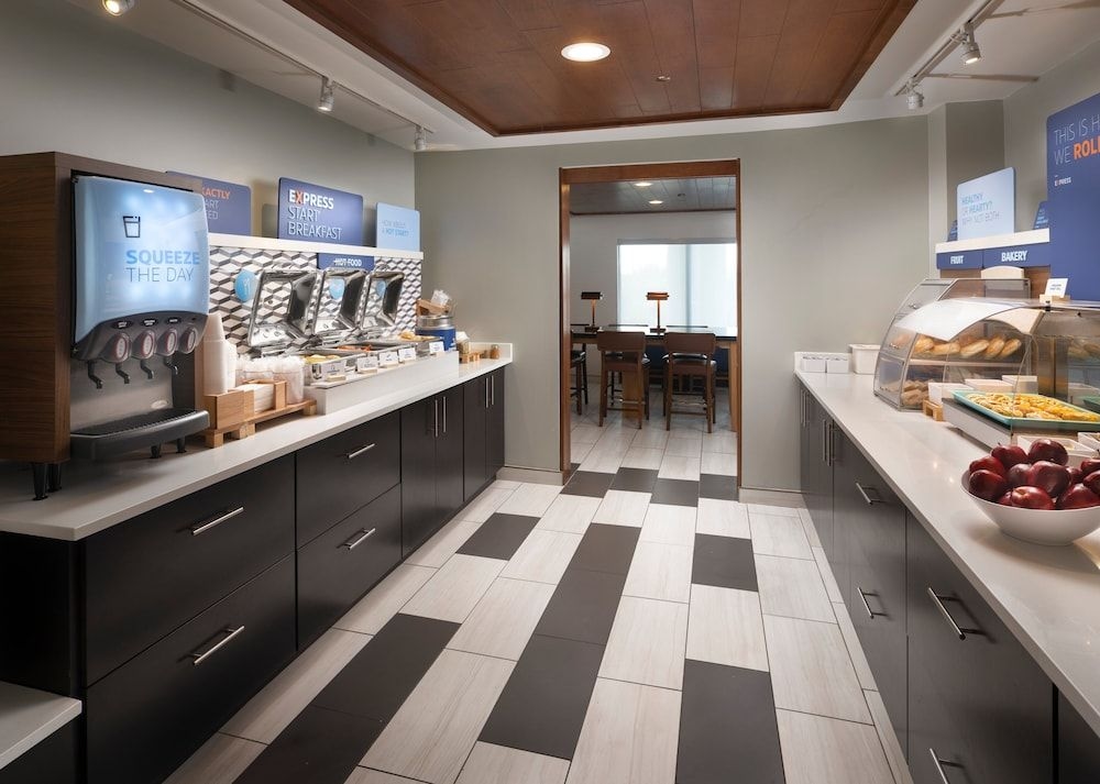 HOLIDAY INN EXPRESS & SUITES O4