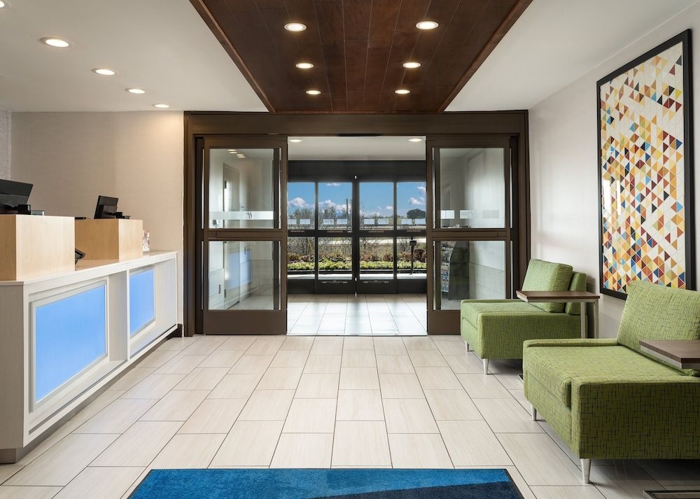 HOLIDAY INN EXPRESS & SUITES O1