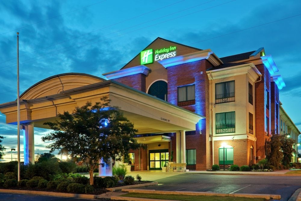 HOLIDAY INN EXPRESS & SUITES O2
