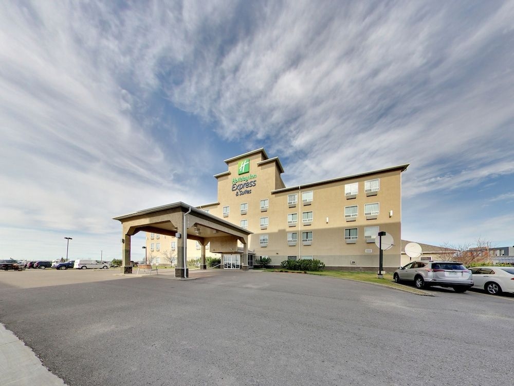 HOLIDAY INN EXPRESS & SUITES E2