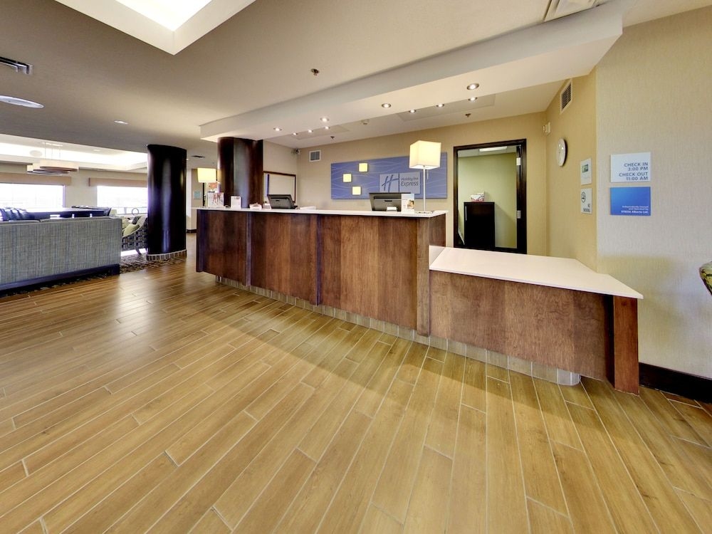 HOLIDAY INN EXPRESS & SUITES E0