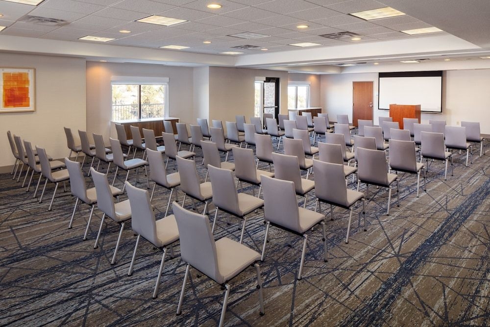 HOLIDAY INN EXPRESS & SUITES L3