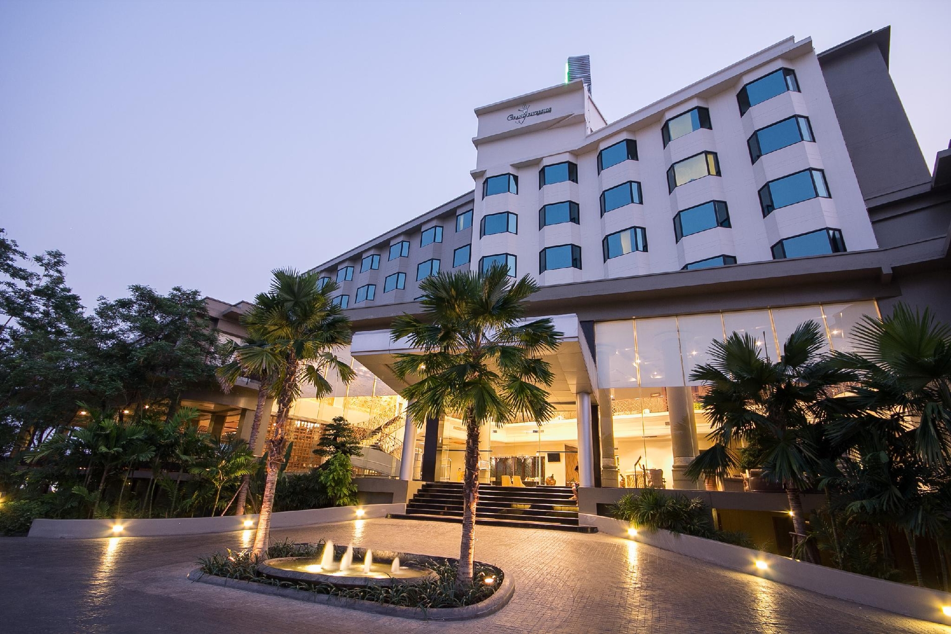 Grand Riverside Hotel0