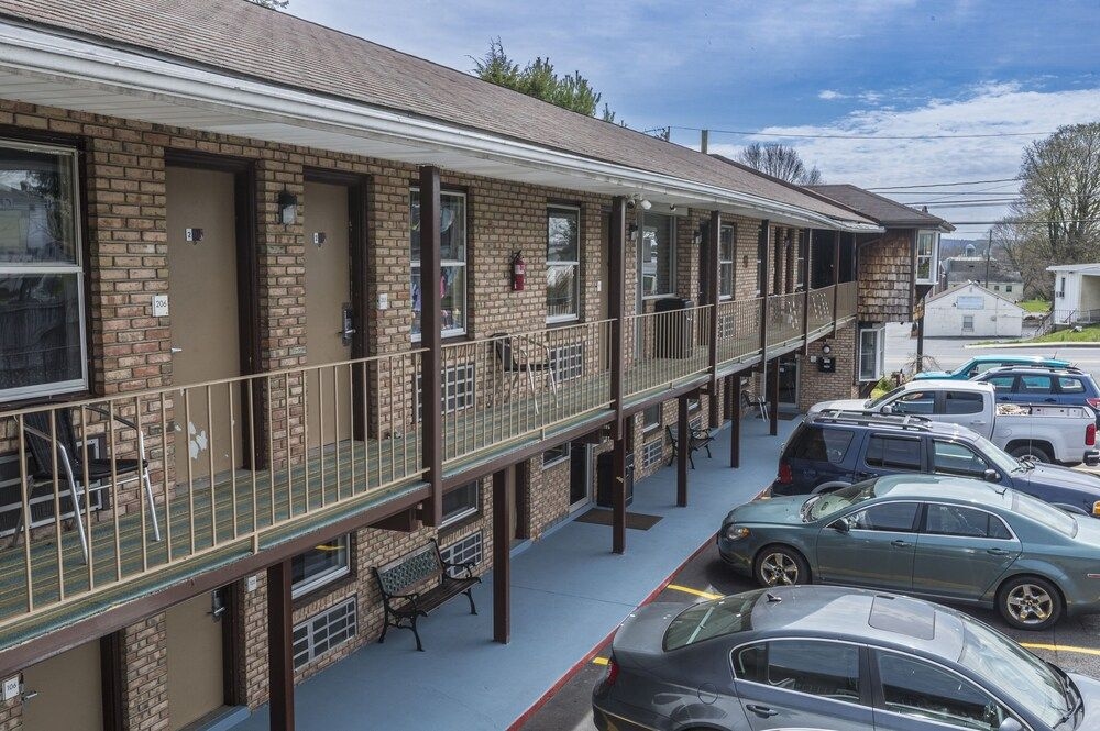 RODEWAY INN & SUITES1