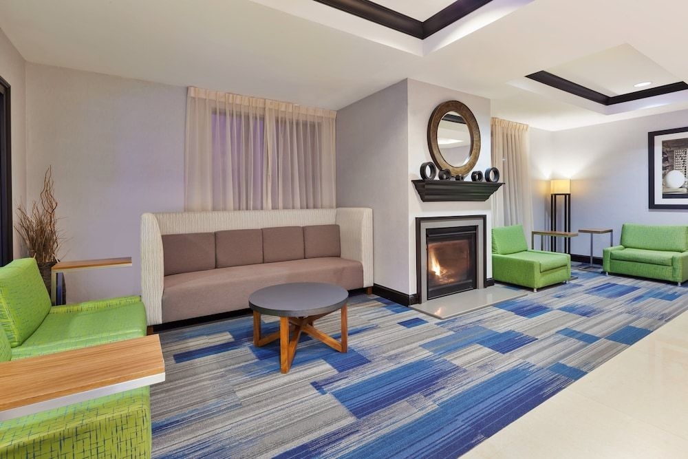 HOLIDAY INN EXPRESS & SUITES W2