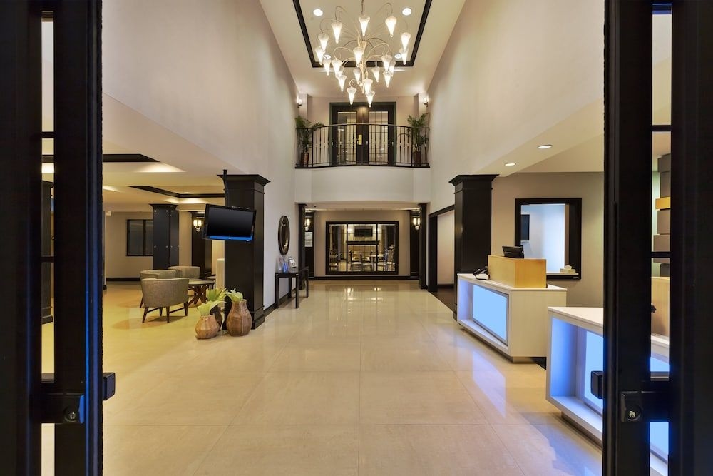 HOLIDAY INN EXPRESS & SUITES W4