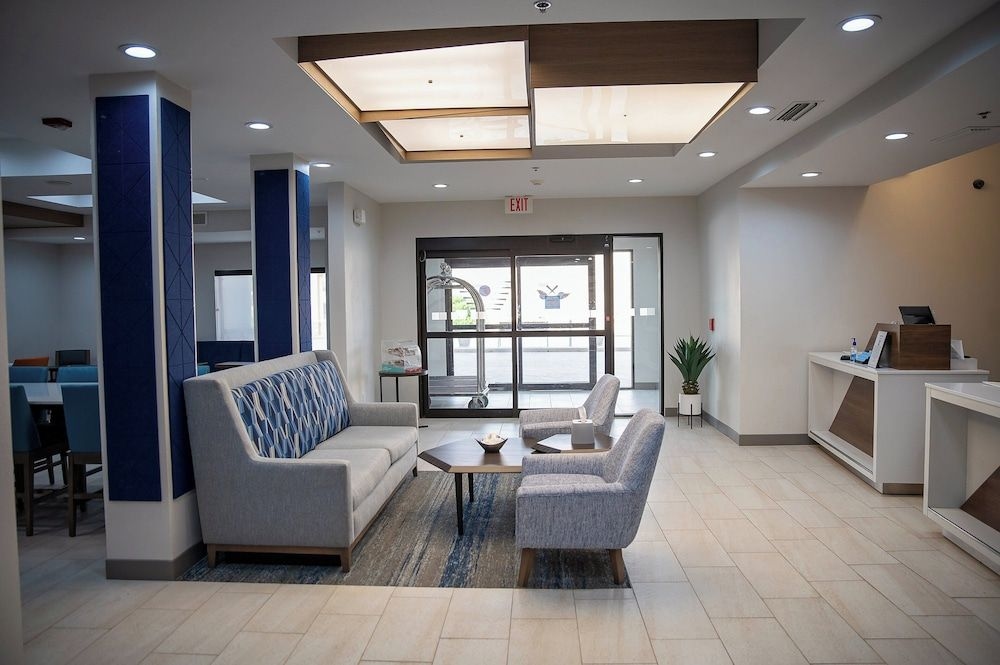 HOLIDAY INN EXPRESS & SUITES C3