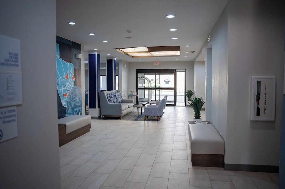 HOLIDAY INN EXPRESS & SUITES C4