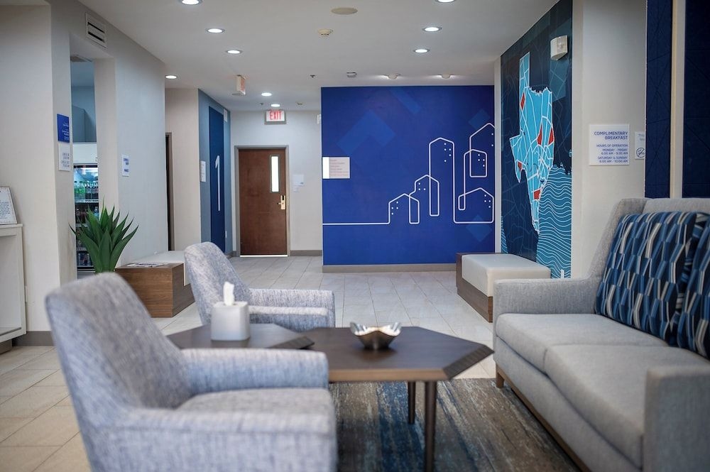HOLIDAY INN EXPRESS & SUITES C2