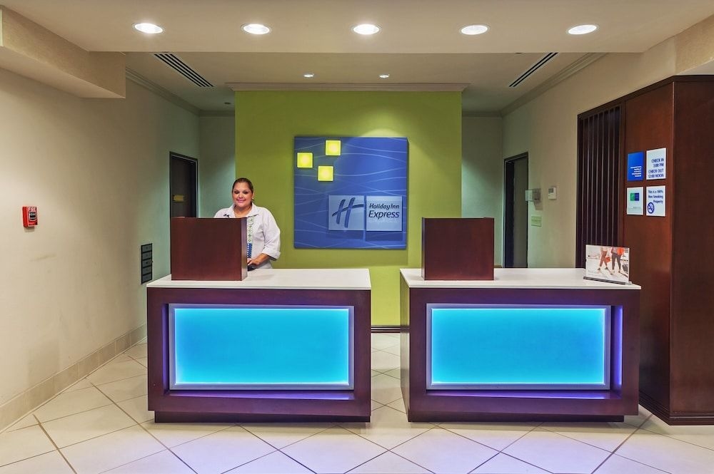HOLIDAY INN EXPRESS & SUITES E2