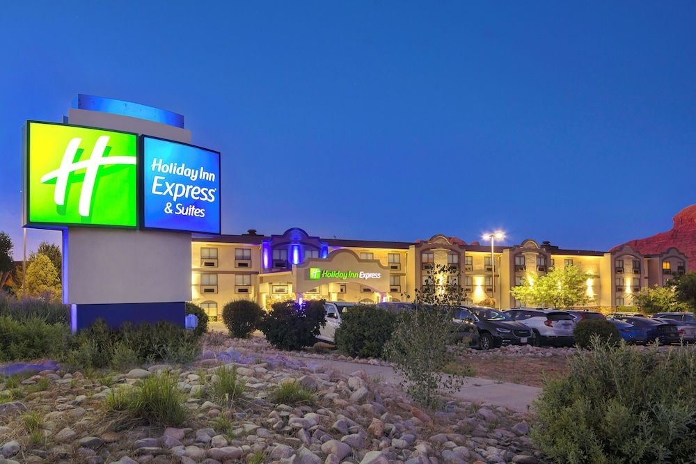 HOLIDAY INN EXPRESS & SUITES M3