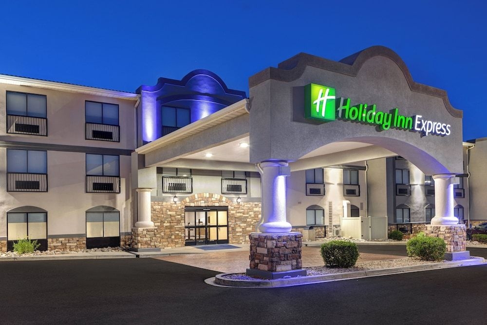 HOLIDAY INN EXPRESS & SUITES M2