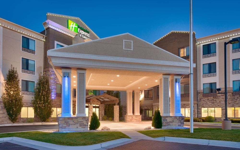 HOLIDAY INN EXPRESS & SUITES O4