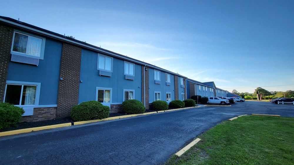 ECONO LODGE INN & SUITES CARROLLTON SMITHFIELD1