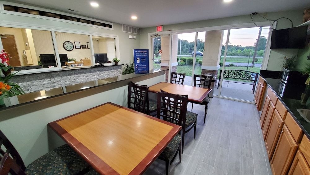 ECONO LODGE INN & SUITES CARROLLTON SMITHFIELD0